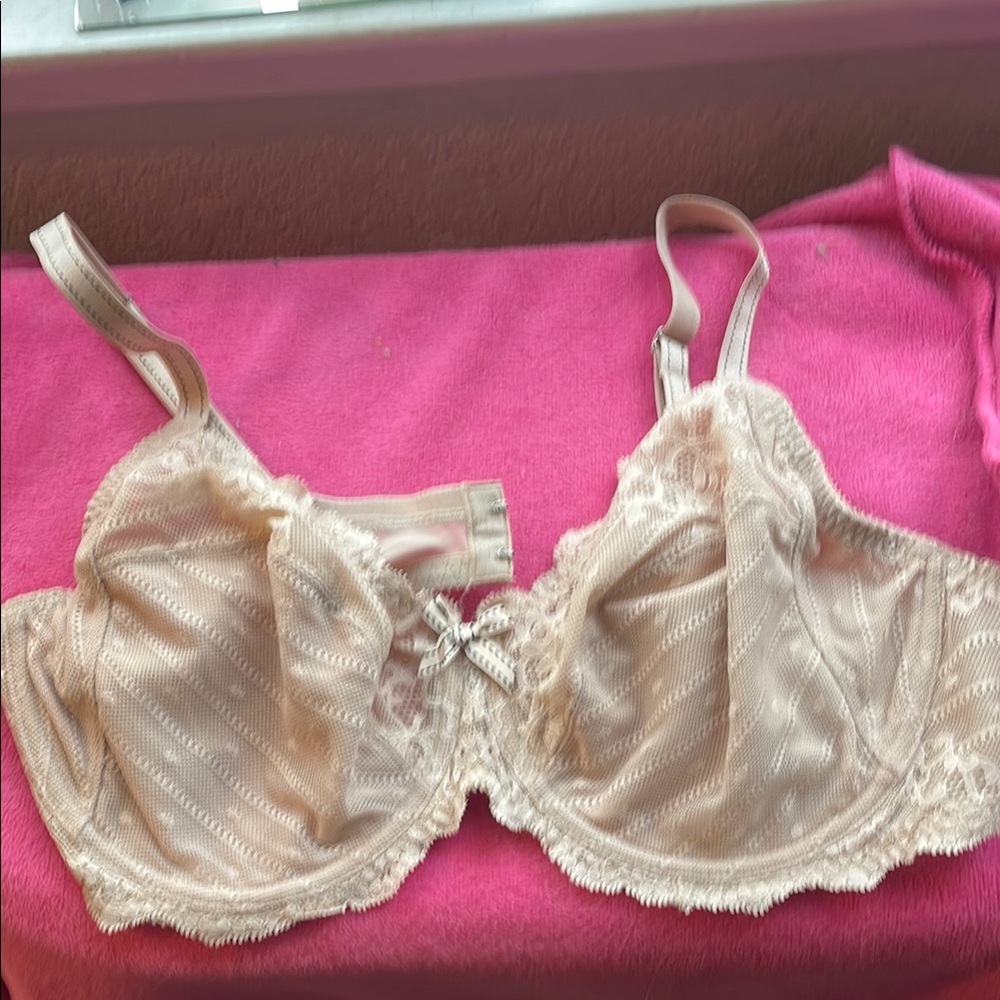 Chantelle Cream Lace Underwire Bra with Adjustable Straps